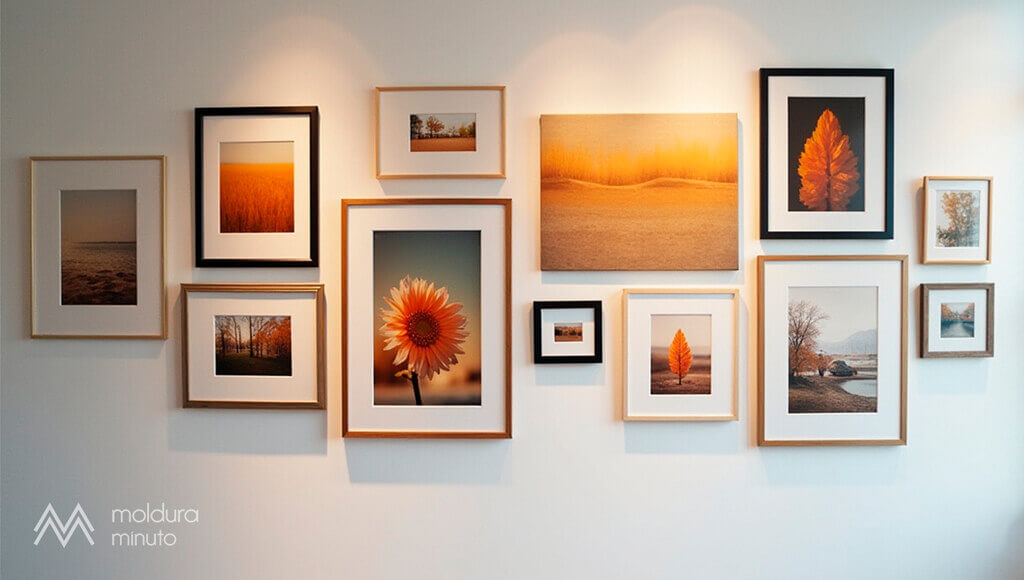 parede com composição de quadros com os tipos de papéis para impressão