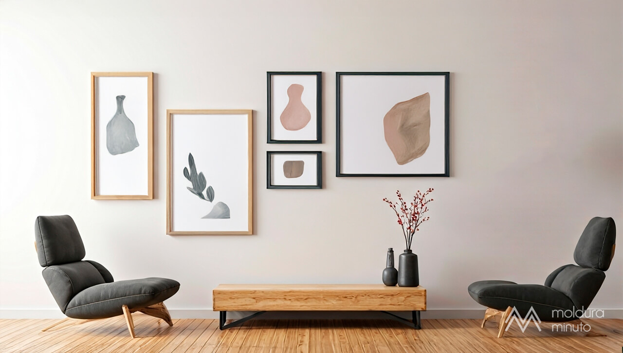 Ambiente contemporâneo com quadros em molduras pretas foscas e molduras em madeira natural.