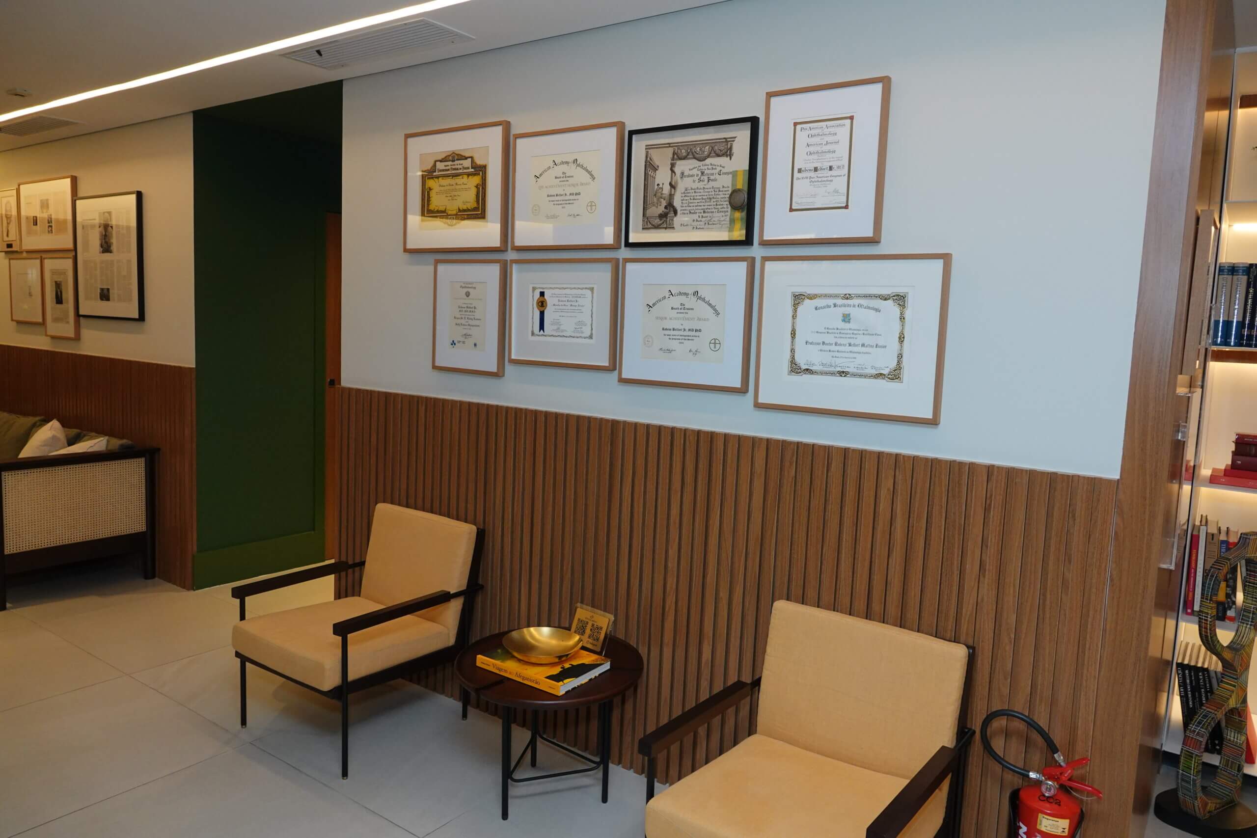 Clínica Belfort com diplomas e certificados dos profissionais emoldurados