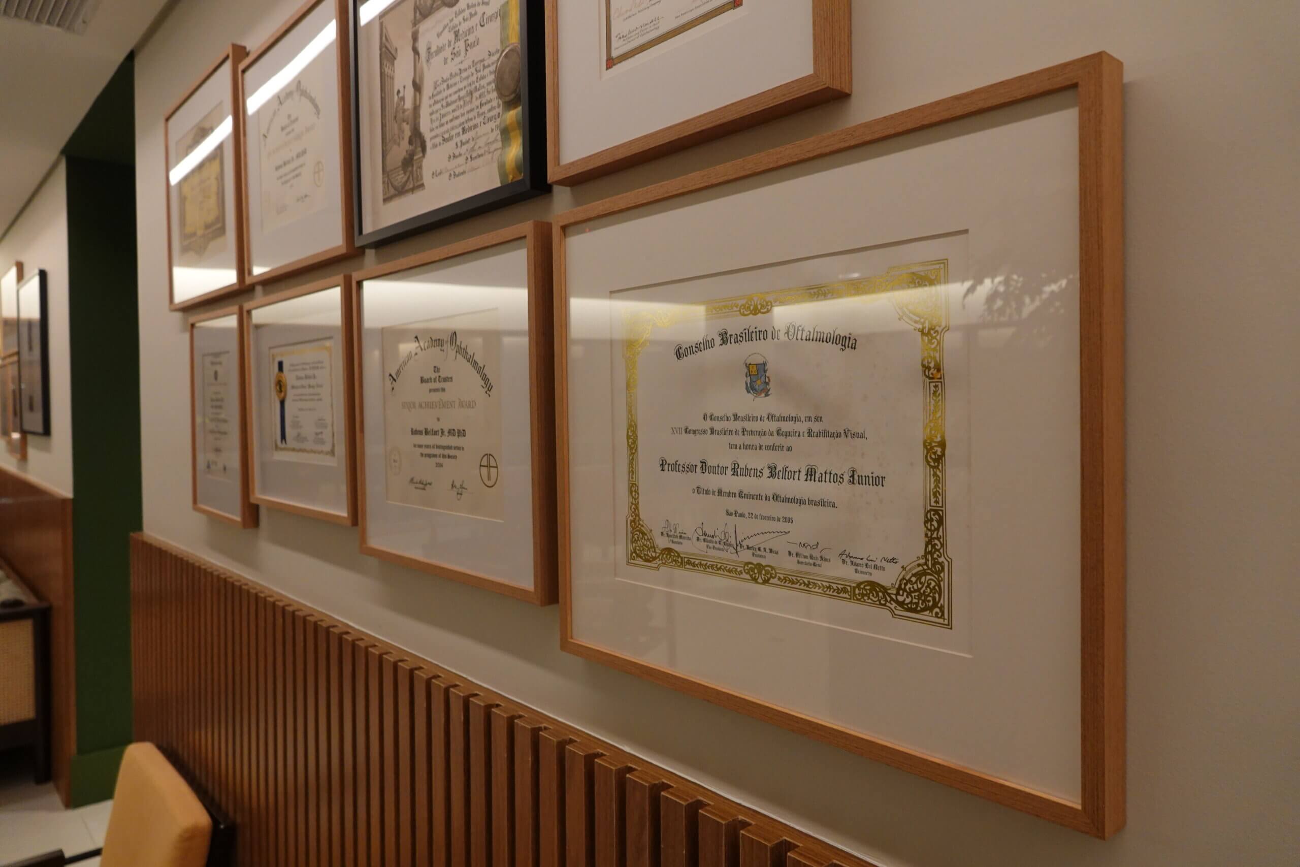 Emoldurar diploma. Diversos diplomas emoldurados com moldura amadeirada e passe-partout