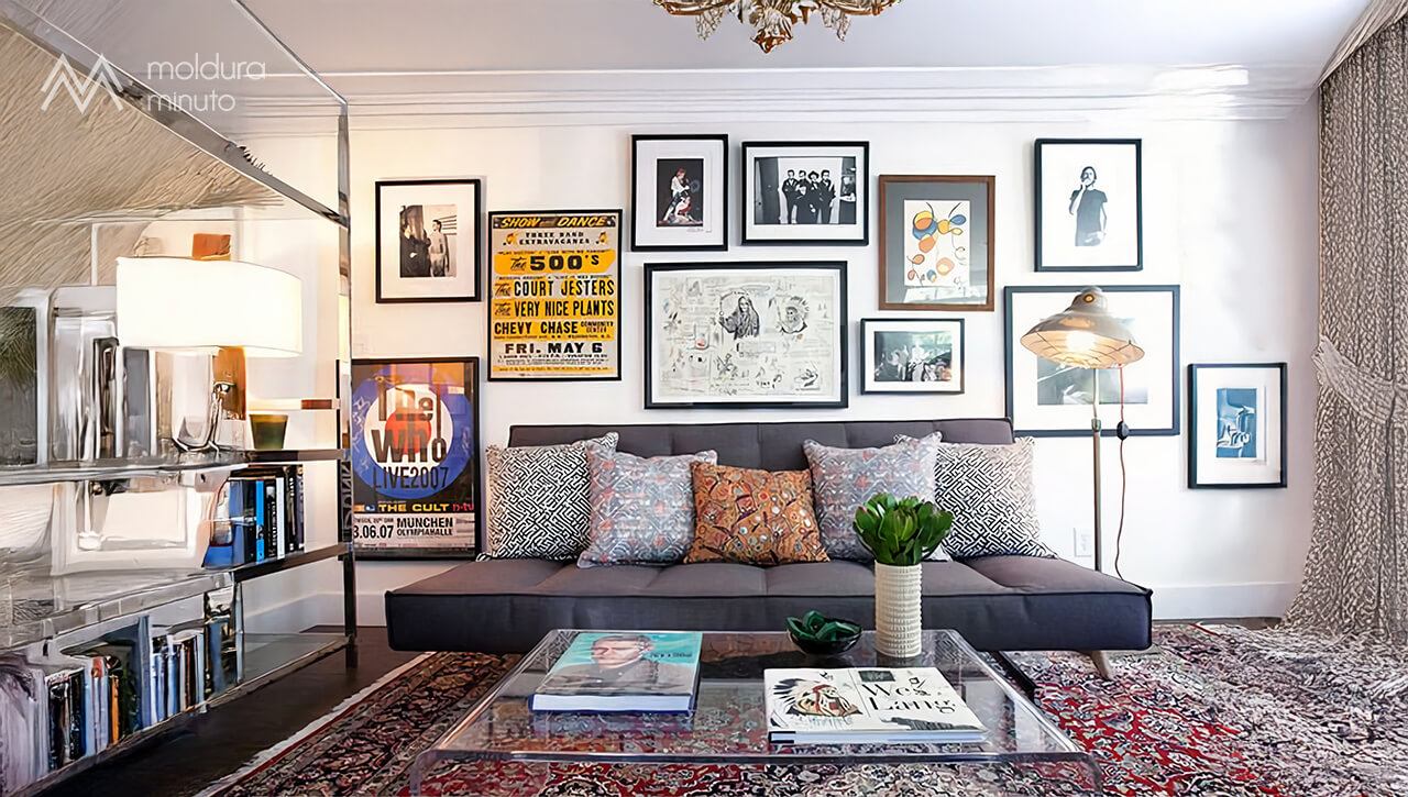 Parede-de-sala-de-estar-moderna-com-varios-posteres-emoldurados-em-estilos-diferentes